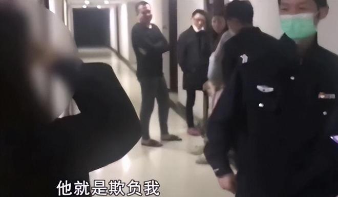 美女回家忘带钥匙开锁小哥开完锁美女拒付款：他偷看我？(图2)