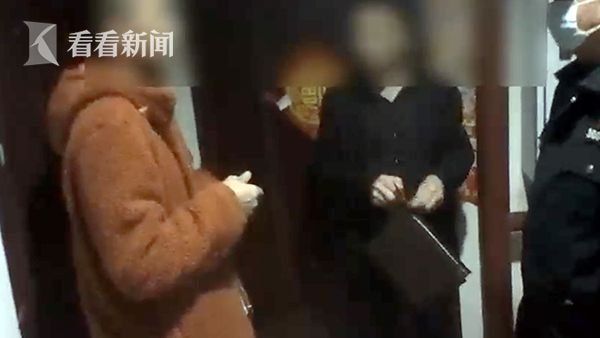 走错楼层却用自家钥匙打开了邻居家门？！男子傻眼(图2)